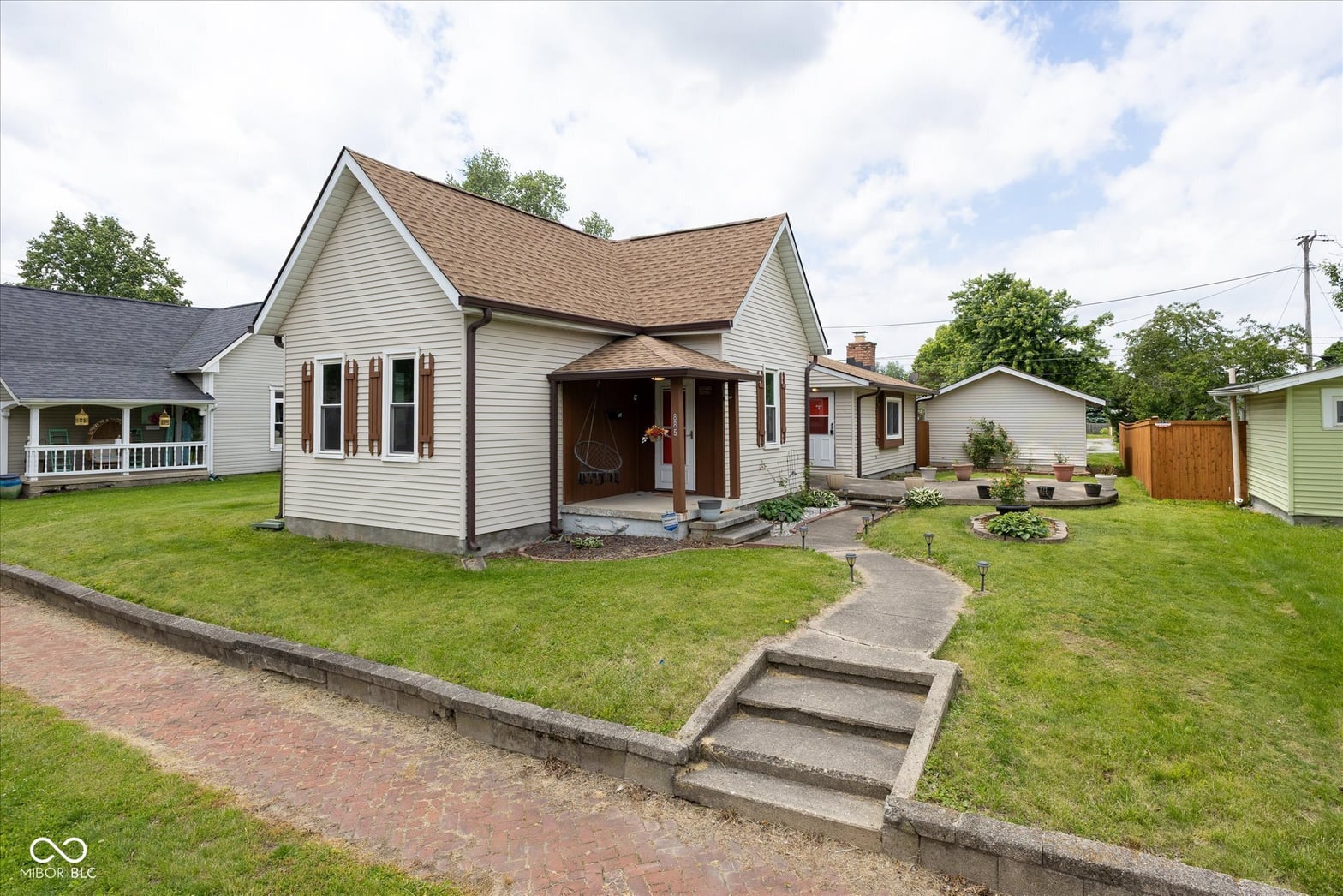 Front exterior at 885 S 11th Street, Noblesville, IN
