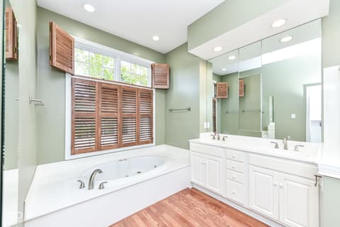 Primary bathroom at 11483 Lake Stonebridge Lane, Fishers, IN