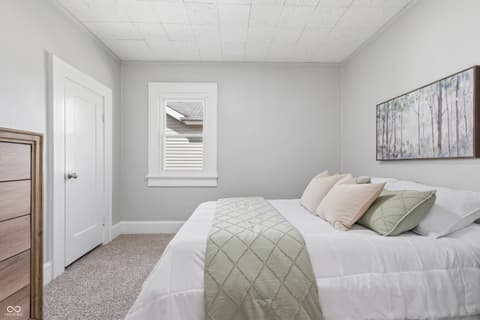 Bedroom at 911 Washington Boulevard, Anderson, IN