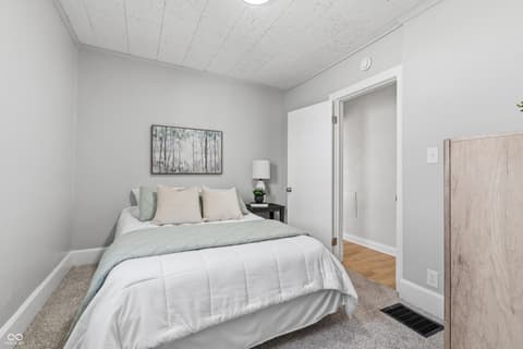 Bedroom at 911 Washington Boulevard, Anderson, IN
