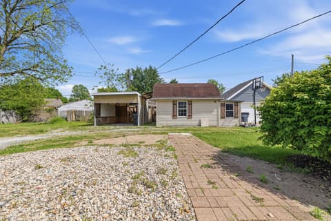Backyard at 911 Washington Boulevard, Anderson, IN