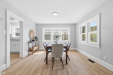 Dining room at 911 Washington Boulevard, Anderson, IN