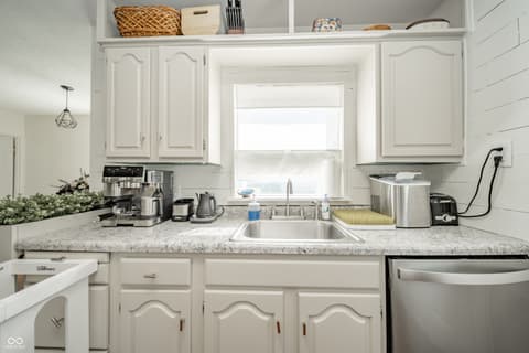Photo of 922 Alhambra Drive, Anderson, IN