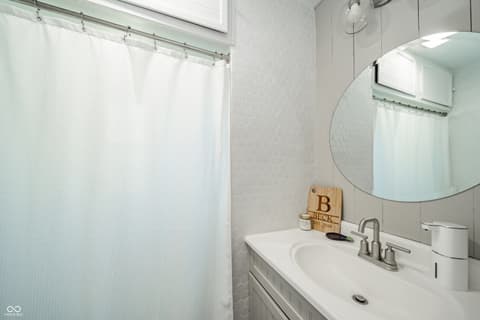 Photo of 922 Alhambra Drive, Anderson, IN