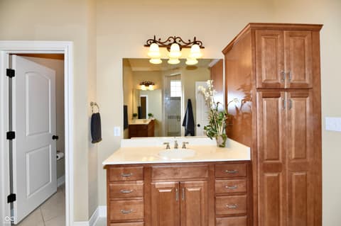 Primary bathroom at 13558 Water Crest Drive, Fishers, IN