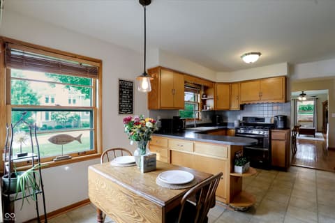 Photo of 410 W Ash Street, Zionsville, IN