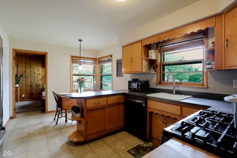 Photo of 410 W Ash Street, Zionsville, IN