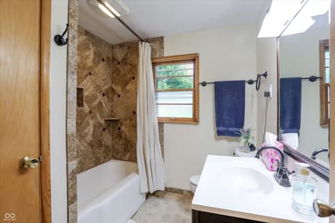 Photo of 410 W Ash Street, Zionsville, IN