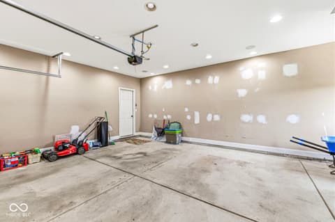 Garage at 5654 W Woodstock Trail, McCordsville, IN