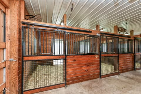 Barn — 11410 E 300 N, Sheridan, IN