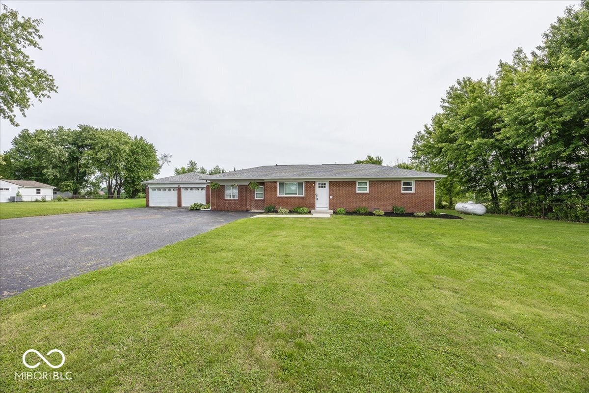 Front exterior at 44 W Us Highway 136, Lizton, IN