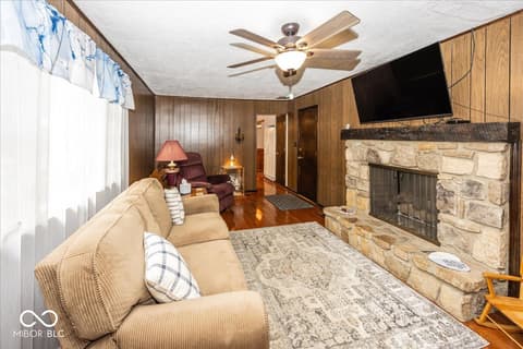 Family room at 11520 Timberlane Drive, Fishers, IN