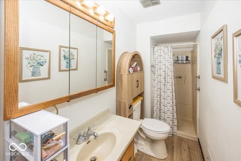 Primary bathroom at 11520 Timberlane Drive, Fishers, IN
