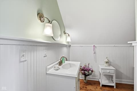 Photo of 810 W Pine Street, Zionsville, IN