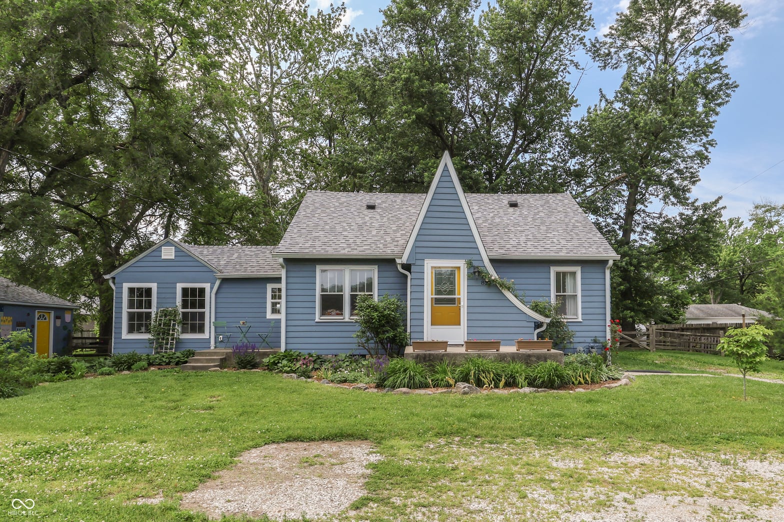 Photo of 825 E Southport Road, Indianapolis, IN
