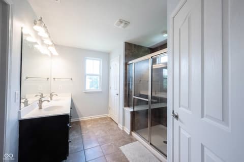 Photo of 13111 Avon Cross Way, Fishers, IN