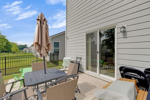 Outdoor living area at 19490 Honeylocust Glen, Noblesville, IN