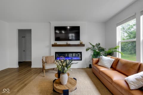 Living room at 19490 Honeylocust Glen, Noblesville, IN