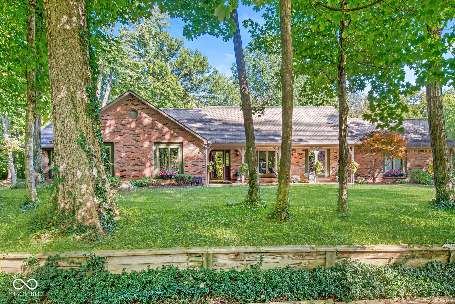 Photo of 112 Pinehurst Avenue, Fishers, IN