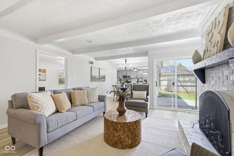 Living room at 2204 Walnut Way, Noblesville, IN