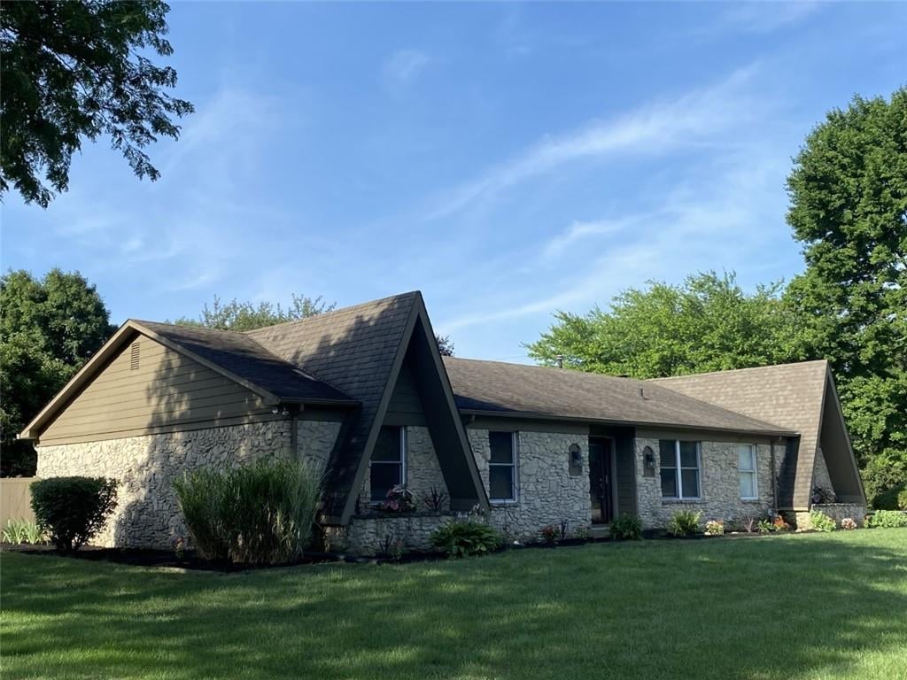 Photo of 9025 Log Run Drive N, Indianapolis, IN